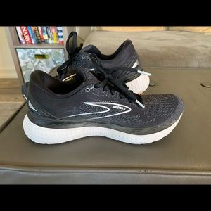 NWOT Brooks Glycerine 19 Black 7.5 Regular Width